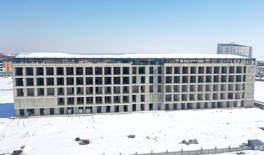 Sismik izolatörlerin kullanıldığı 270 yataklı hastanede sona doğru