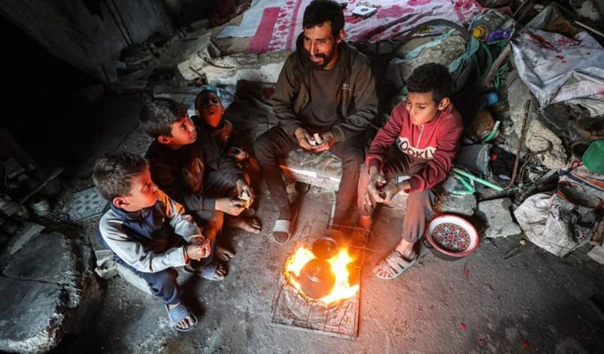 Filistinli aile iftarını enkaz üzerinde yapıyor