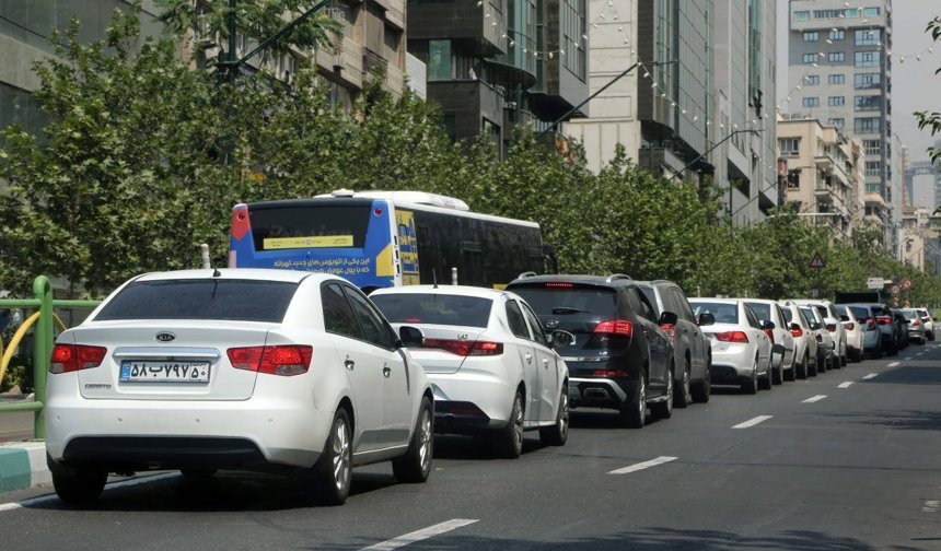 İran’da benzin istasyonlarında kuyruk oluştu