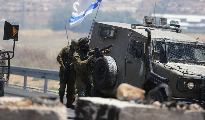 Katil İsrail askerleri El Halil'de bir genci yaraladı