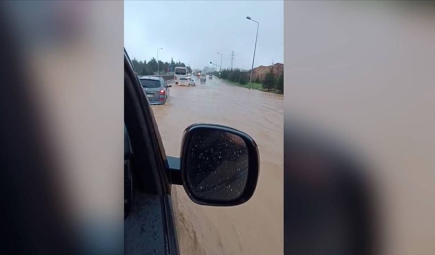 İstanbul'u sağanak vurdu: Yollar su altında kaldı