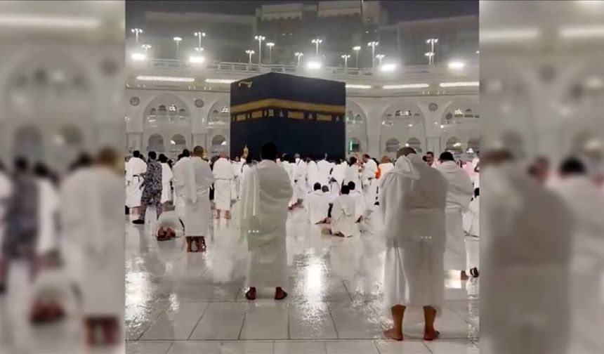 Ramazanın son günü Kabe'de yağmur altında dua ediliyor