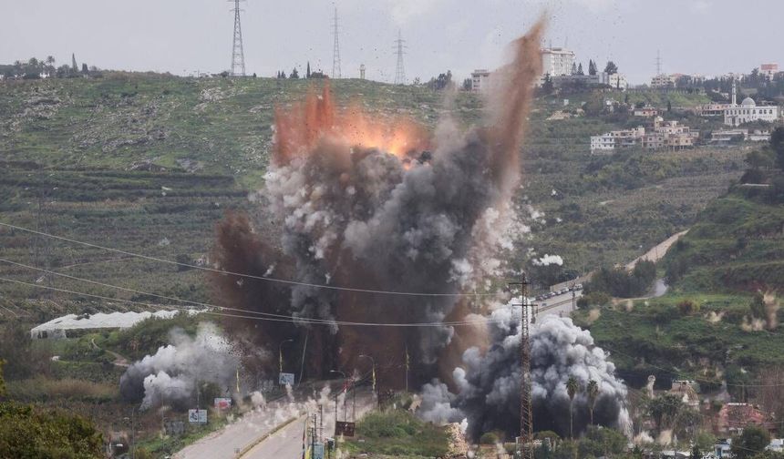 İşgalci İsrail Lübnan'daki Kasımiye Köprüsü'nü bombaladı