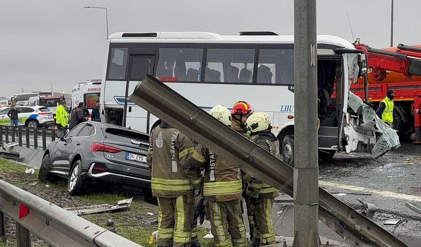 Polis servisi kaza yaptı: Çok sayıda yaralı var