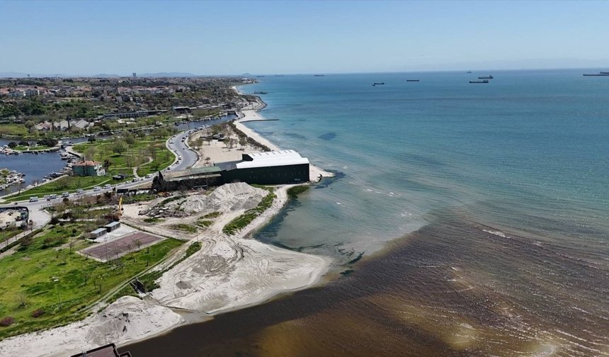 Küçükçekmece'deki derenin rengi değişti