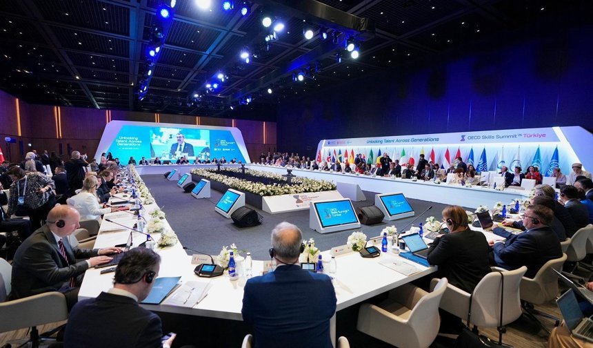 Bakan Tekin, OECD Beceriler Zirvesi'nde oturum başkanlığı yaptı