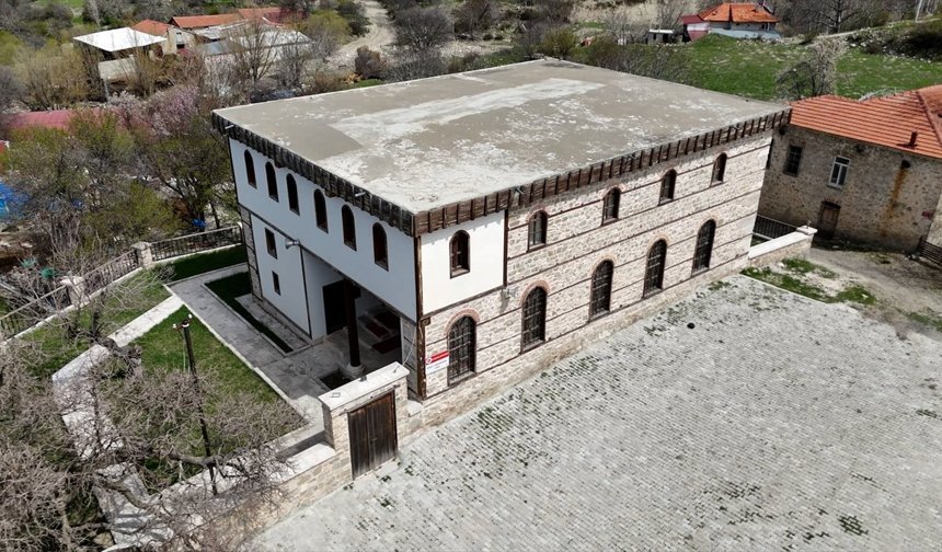 Isparta'daki kubbesiz cami yaklaşık 800 yıldır zamana meydan okuyor