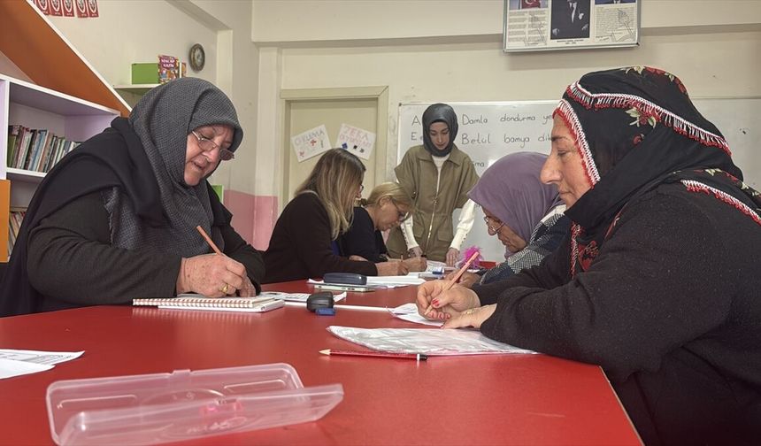 Kadın muhtar sayesinde nineler yıllar sonra okulun yolunu tutuyor