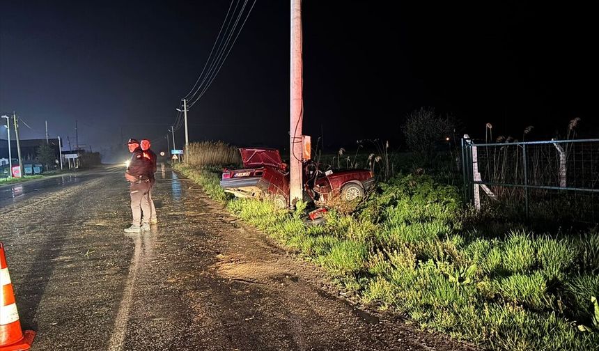 Kütahya'da otomobil beton direğe çarptı, 1 kişi öldü, 1 kişi yaralandı