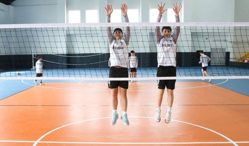 Ortaokul öğrencileri selin vurduğu Bozkurt'a şampiyonluk sevinci yaşattı