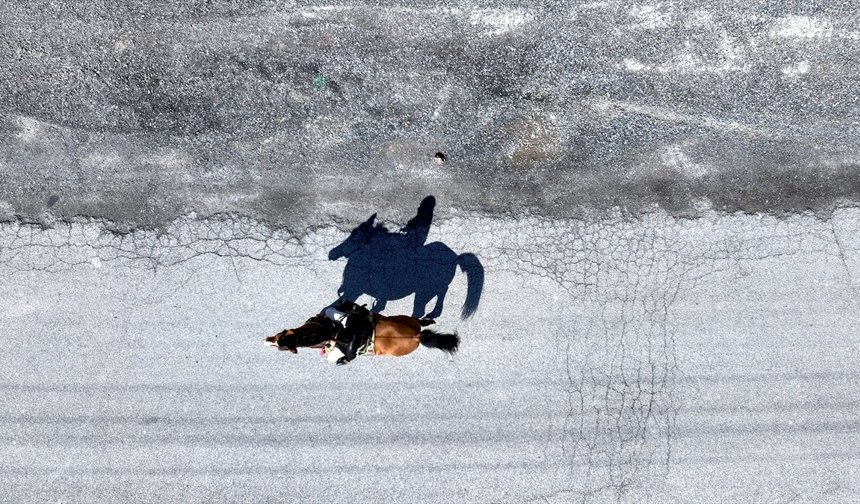 Tarihi mahallenin muhtarı at sırtında hizmete koşuyor