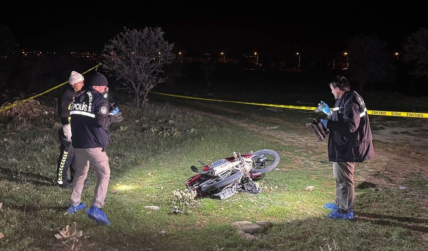 Uşak'ta devrilen motosikletin sürücüsü öldü
