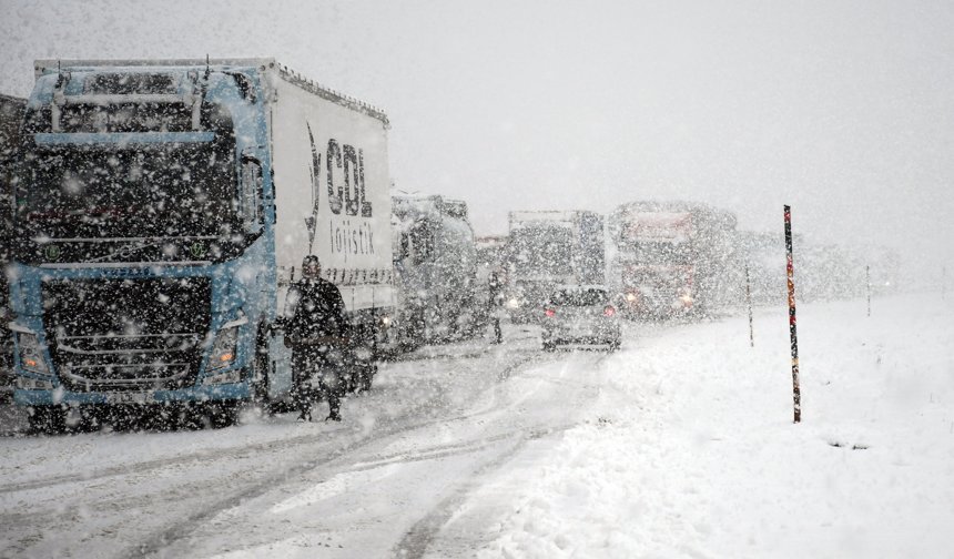 Yoğun kar nedeniyle Kars-Erzurum kara yolunda ulaşım kontrollü sağlanıyor