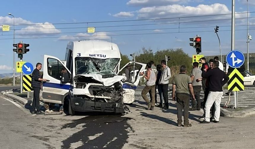 Erzurum'da devrilen hafif ticari araçtaki 3 kişi öldü