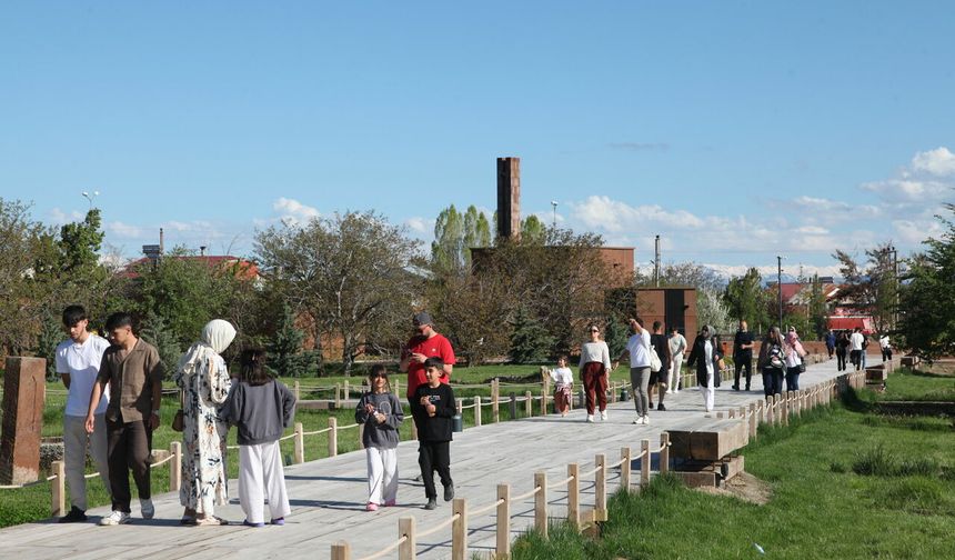 Ahlat'taki Selçuklu Meydan Mezarlığı'nda bayram yoğunluğu