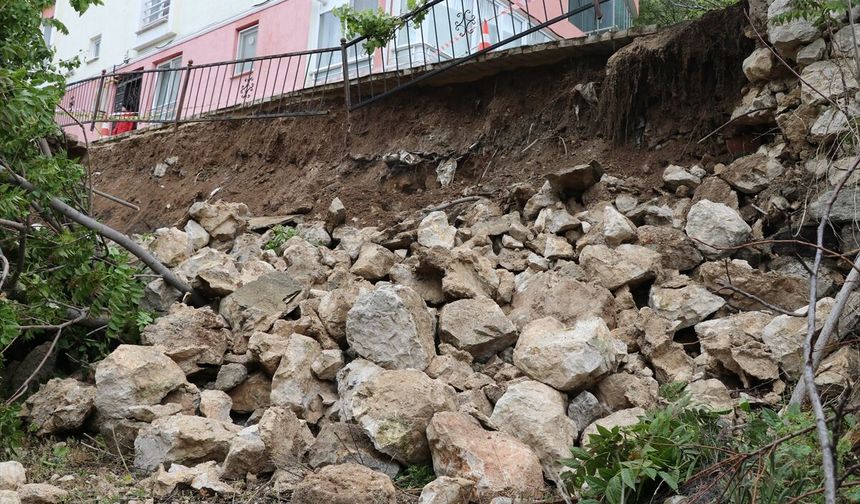 Amasya'da 5 katlı binanın istinat duvarı çöktü