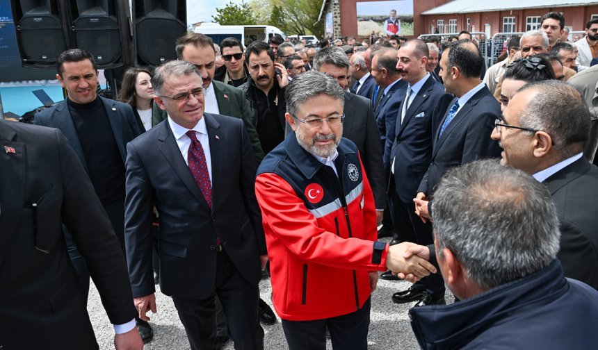 Bakan Yumaklı, Van'daki 'Kırsalda Bereket Hayvancılığa Destek Projesi Düve Teslim Töreni'nde konuştu