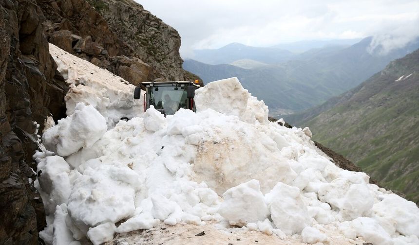 Bitlis'te 'kar kaplanları' ilkbaharda karla mücadele mesaisinde