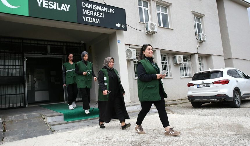 Bitlis'te Yeşilay ekipleri kapı kapı gezerek aileleri bağımlılık konusunda bilinçlendiriyor
