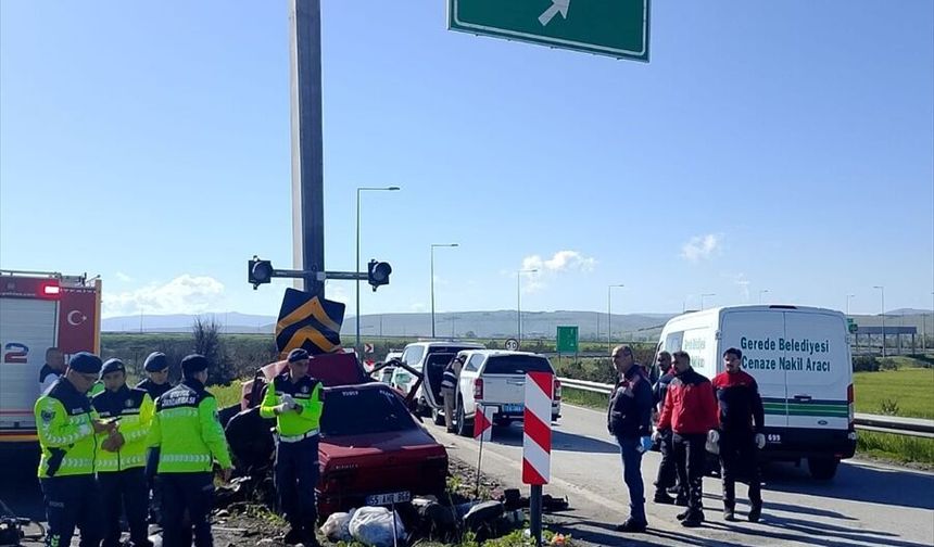 Bolu'da beton direğe çarpan otomobildeki karı koca öldü, kız çocuğu ağır yaralandı