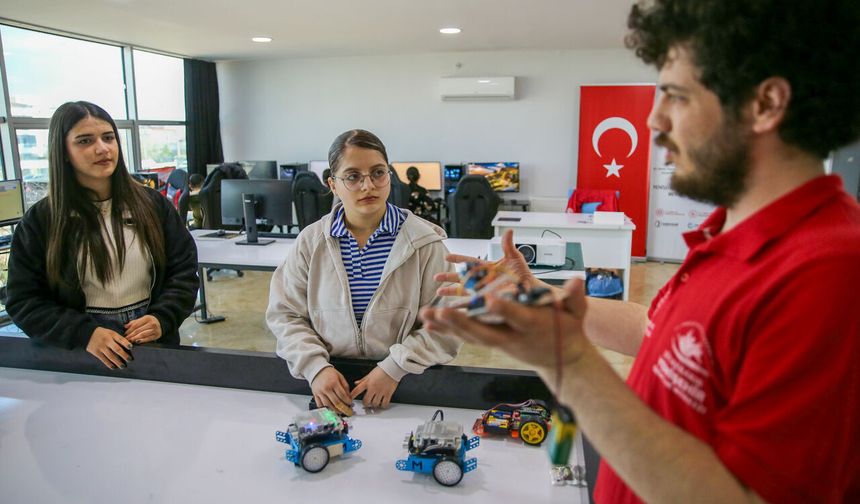 Diyarbakır'da robotik kodlama atölyesiyle öğrenciler teknolojiye yönlendiriliyor