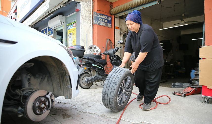 Eşine destek için lastik tamirciliğine başlayan Habibe usta meslekte 12 yılı geride bıraktı
