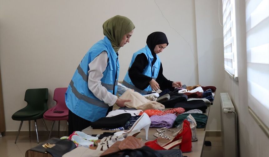 Gençler kullanmadıkları kıyafetleri 'dolaptan' arkadaşları için bağışlıyor