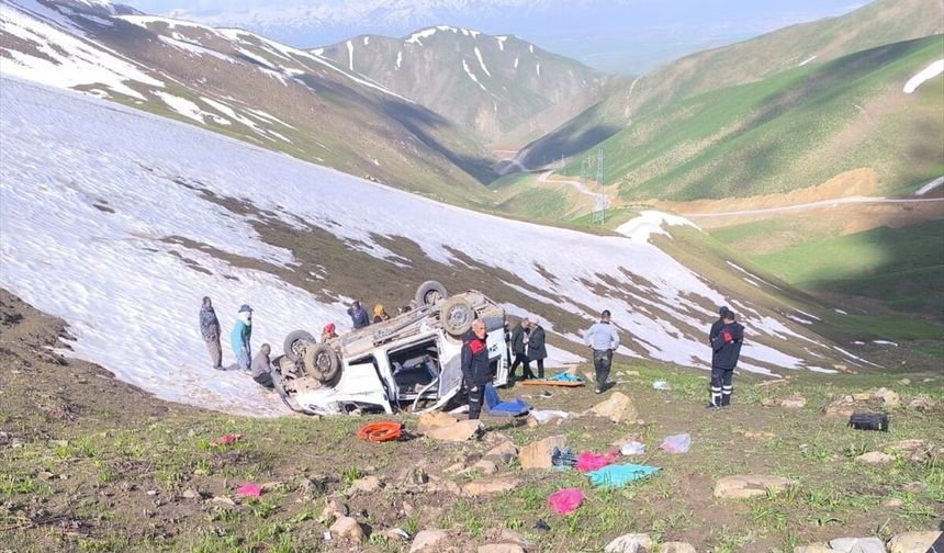 Hakkari'de şarampole devrilen minibüsteki 1 kişi öldü, 6 kişi yaralandı