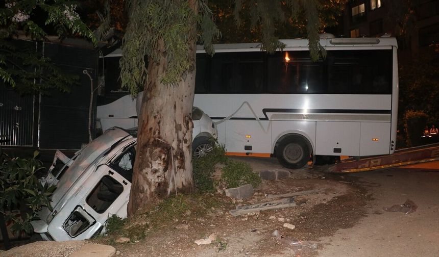 Hatay'da midibüsün hafif ticari araca çarptığı kazada 2 kişi ağır yaralandı