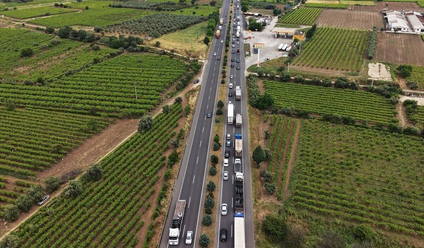 İzmir-Ankara kara yolunun Manisa geçişinde yoğunluk yaşanıyor