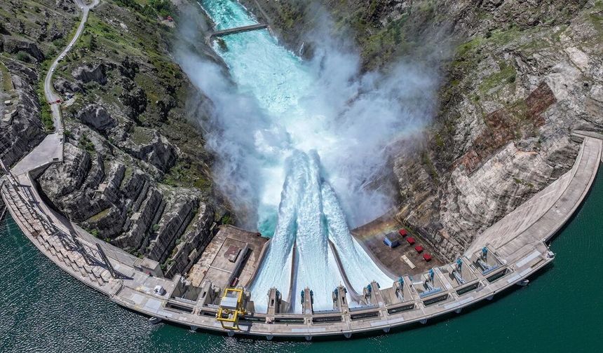 Karakaya Barajı'nda 173 metre yükseklikten tahliye edilen su görsel şölene dönüştü