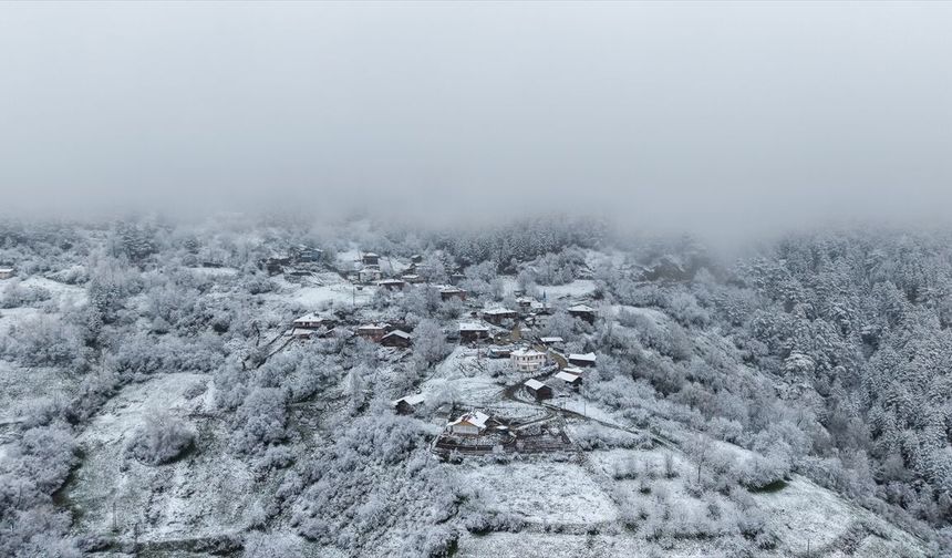 Kastamonu'da baharda yağan kar Ilgaz Dağı'nı beyaza bürüdü