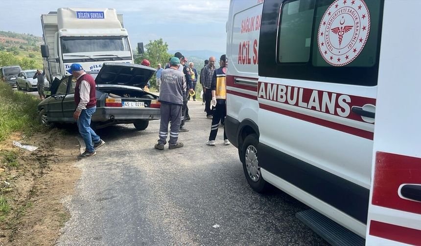 Manisa'da kamyonla çarpışan otomobildeki 1 kişi öldü, 1 kişi yaralandı