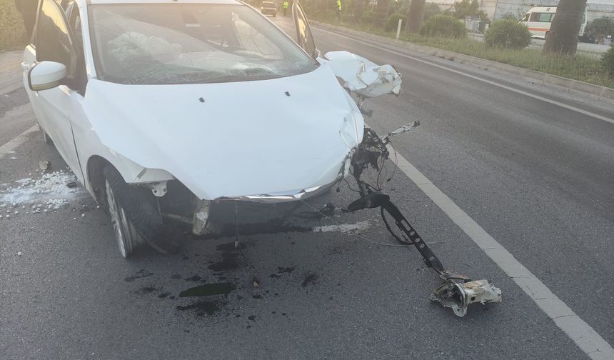 Mersin'de refüje çarpan otomobildeki 3 kişi yaralandı