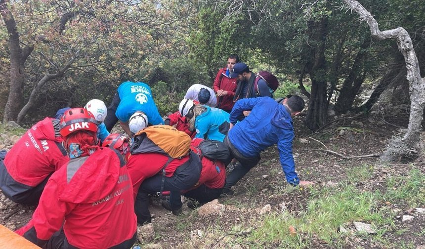 Muğla'da tarihi Likya Yolu'nda ayağı kırılan kişi kurtarıldı