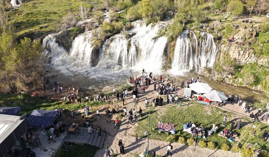 Muradiye Şelalesi'nde Kurban Bayramı yoğunluğu