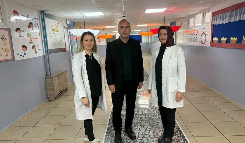 Öğretmenlerin 'kitap okuyun' demeden başlattığı deney okul koridorunu okuma alanına çevirdi