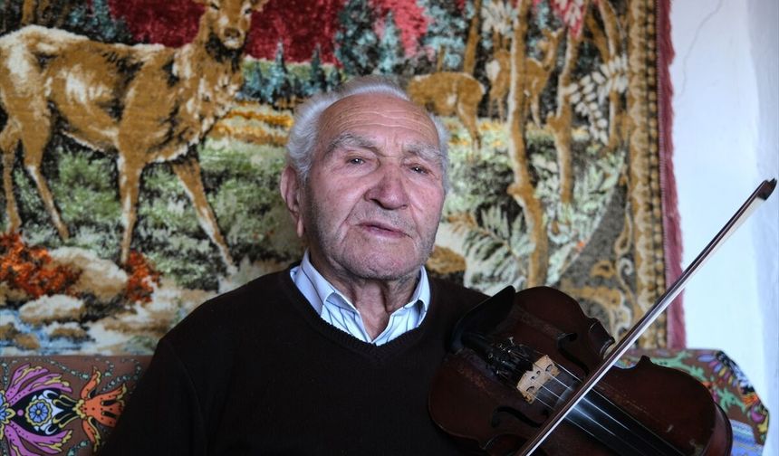 Ömrünü adadığı kemanını 73 yıldır elinden düşürmüyor