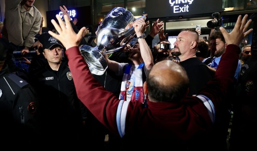 Trabzonspor taraftarları kupa şampiyonu takımlarını coşkuyla karşıladı