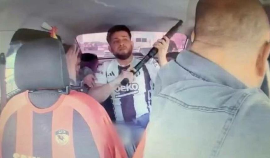 Rehine alınan taksicinin saldırganı engellediği anlar kamerada