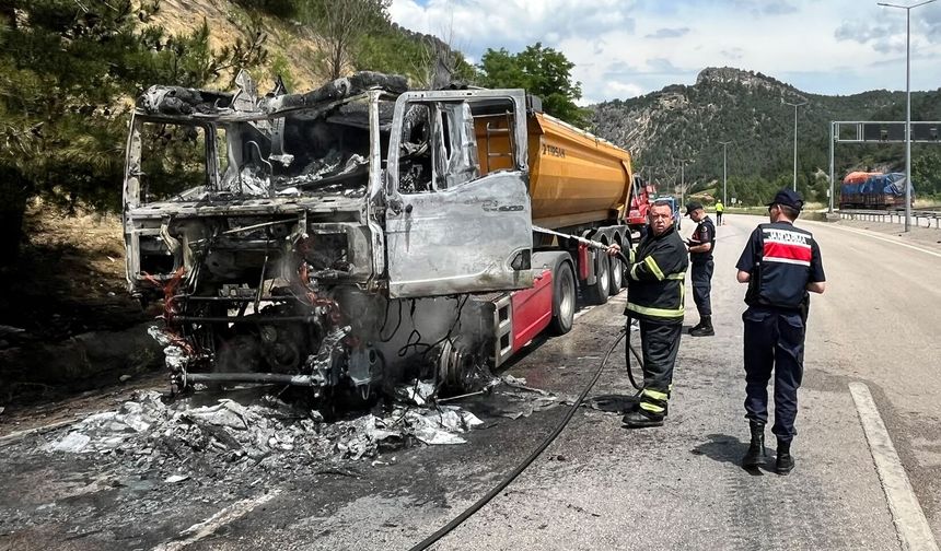 Karabük'te seyir halindeki tır yandı