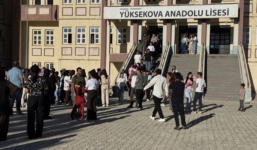YKS'de görevli babalarının gününü sürpriz yaparak kutladılar