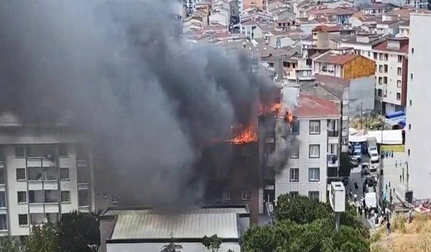 Esenyurt'ta 4 binanın çatısında yangın çıktı