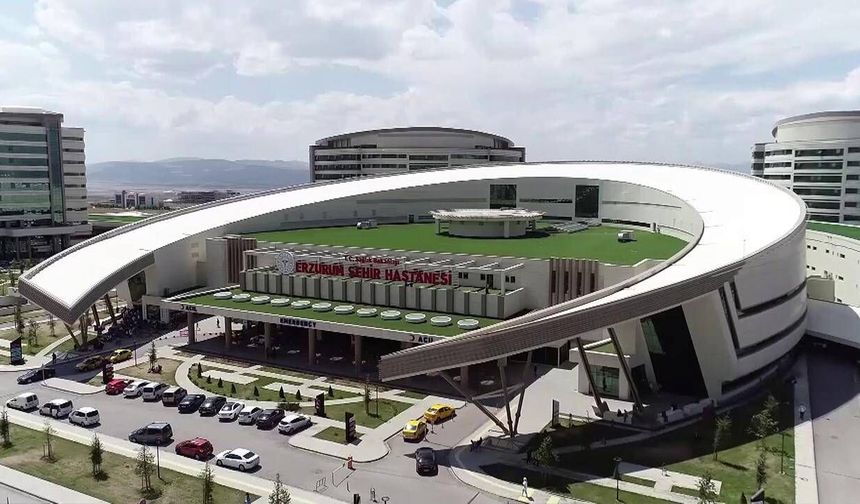 Erzurum Şehir Hastanesi'nde canlı yayında kolon ameliyatı yapıldı