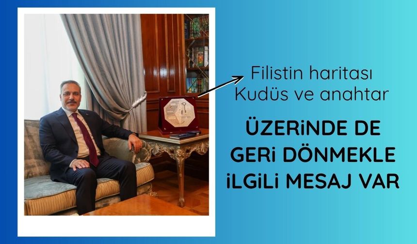 Hakan Fidan'ın yanındaki Filistin plaketinde ne yazıyor?
