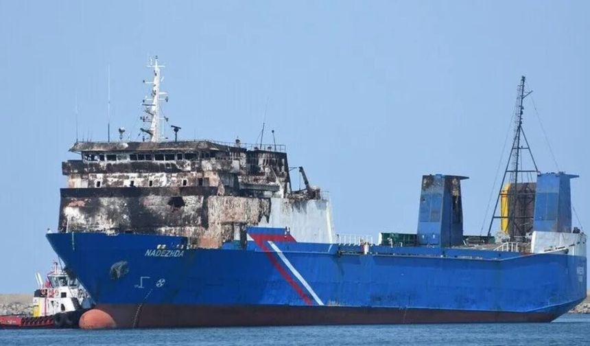 Karadeniz'de dron saldırısına uğrayan "NADEZHDA" isimli gemi Samsun'a getirildi