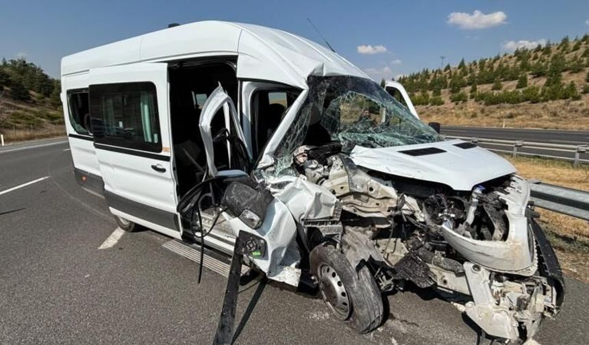 Ankara'da servis minibüsü tıra çarptı