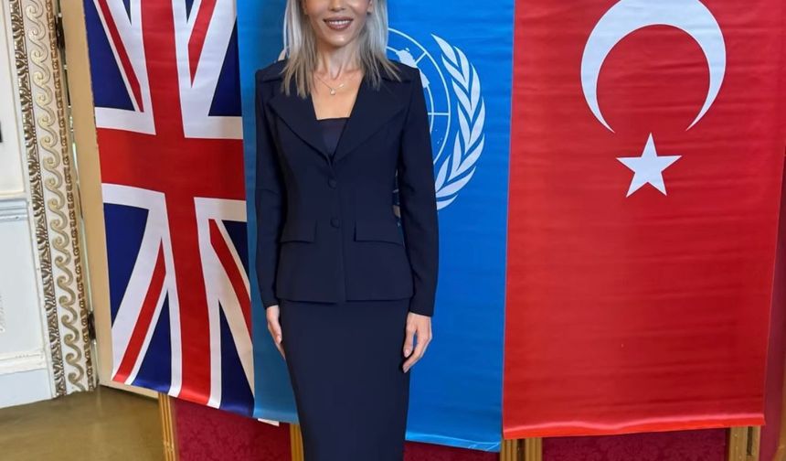 Londra'daki Küresel Dünya Barış Zirvesi'ni Türk dil bilim kadını Derya Şahin sundu