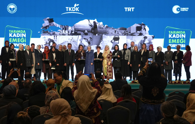 emine-erdogan-toplanti_d13fff14fc03ef064cae8d9bf1804b9b.jpg