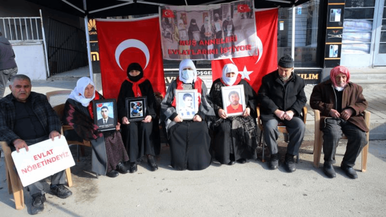 Annelerin evlat nöbeti sürüyor
